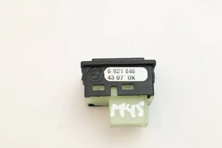 BMW 5 E60 E61 (2004 - 2010) 6921846 Кнопка закрытия крышки багажника — фото 2
