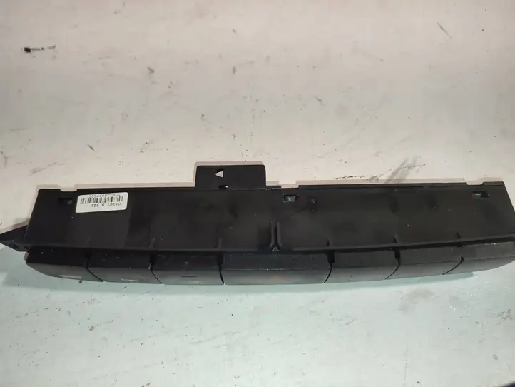 Fiat Grande Punto (2005 - 2014) 61092100 Включатель аварийных фонарей — фото 3