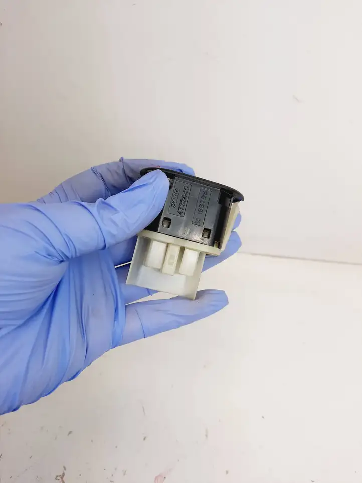 Saab 9-5 (1998 - 2005)  4733440 Включатель закрытия задней крышки