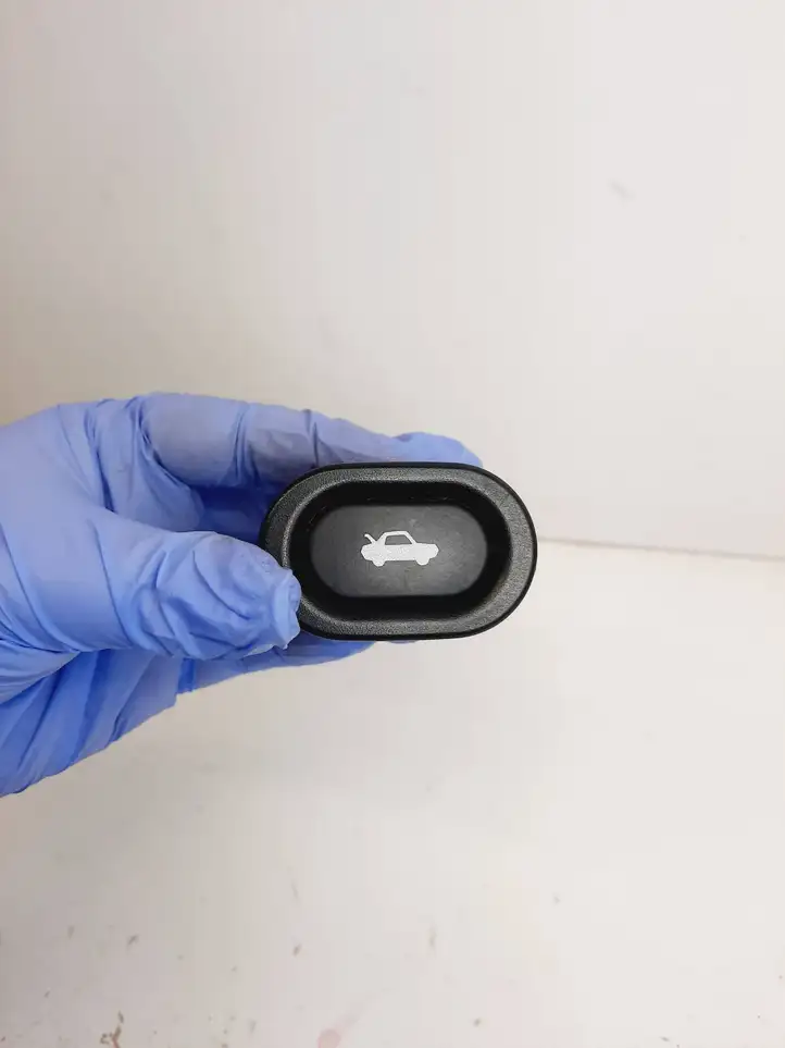 Saab 9-5 (1998 - 2005)  4733440 Включатель закрытия задней крышки