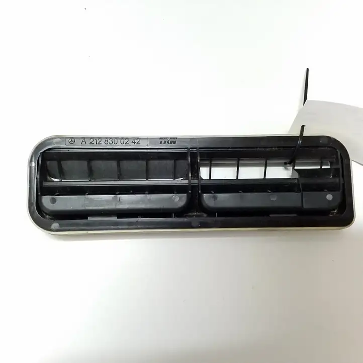 Mercedes-Benz E C207 W207 (2009 - 2017) A2128300242 Решетка в крыле — фото 1