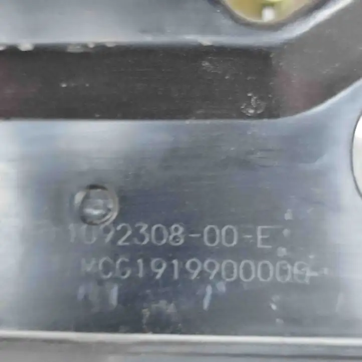 Tesla Model 3 (2017 - 2023) 109230800E Замок крышки багажника — фото 6