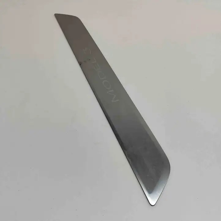 Tesla Model 3 (2017 - 2023) 150476300A Отделка переднего порога — фото 4