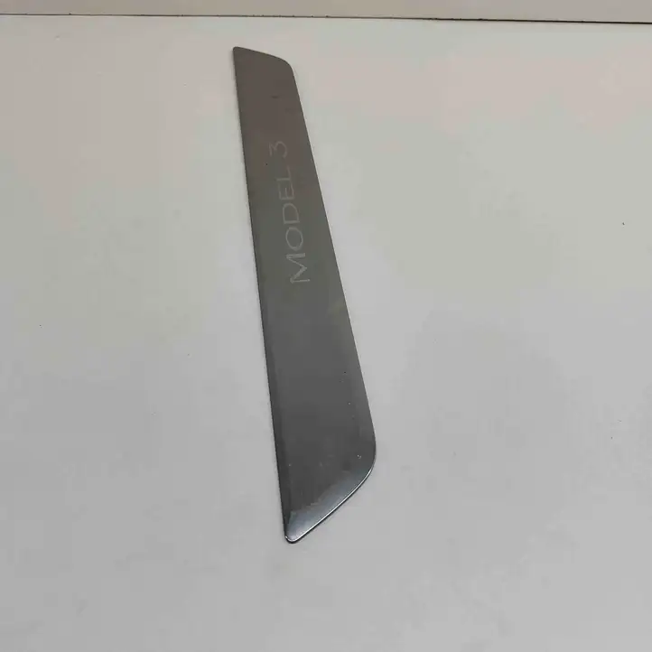 Tesla Model 3 (2017 - 2023) 150476300A Внутренняя отделка переднего порога — фото 4