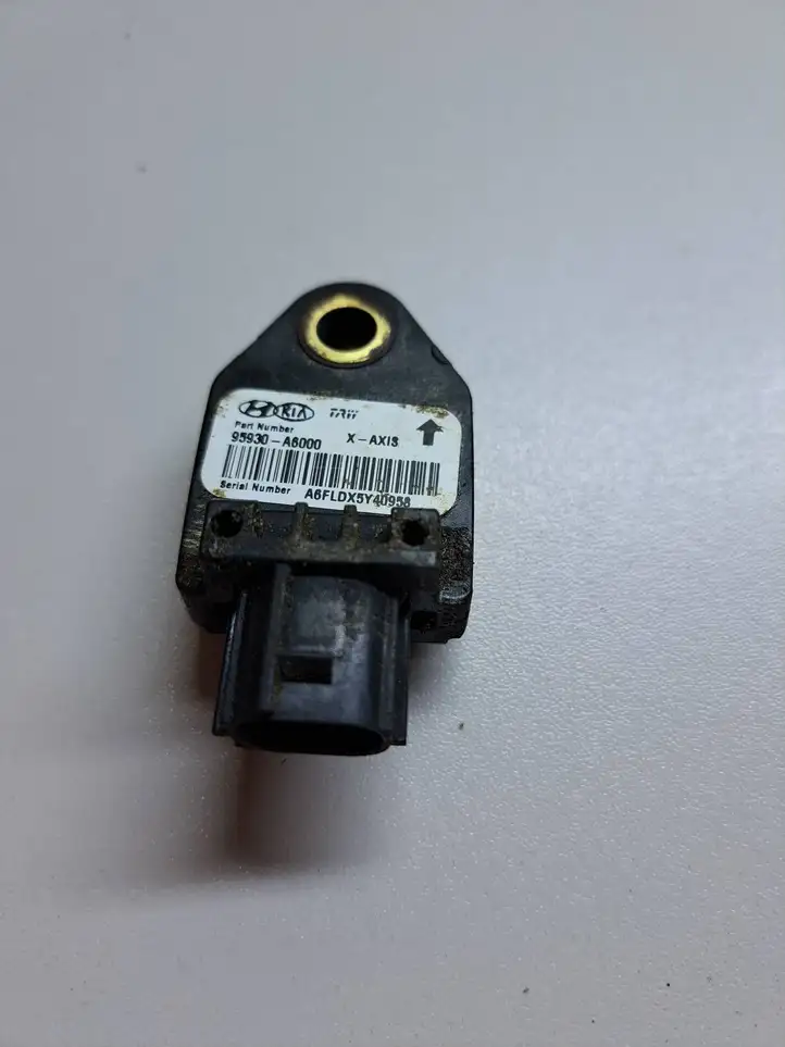 Kia Ceed (2012 - 2015) 95930A6000 Датчик удара SRS — фото 2