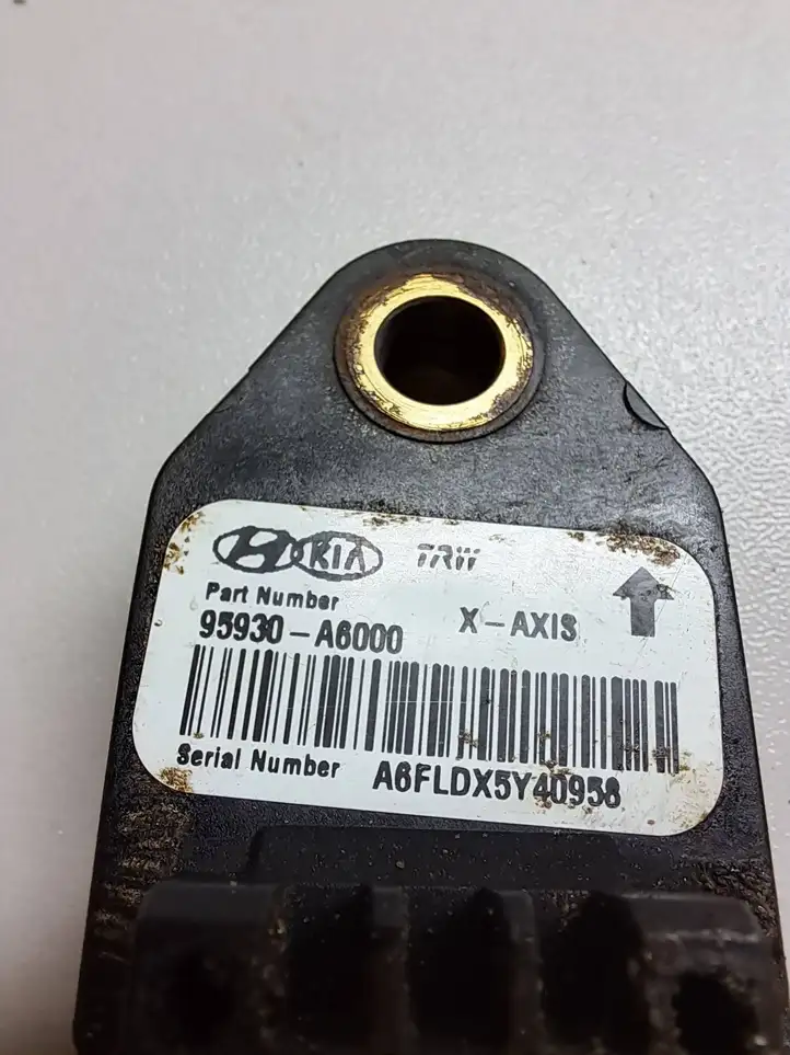 Kia Ceed (2012 - 2015) 95930A6000 Датчик удара SRS — фото 3