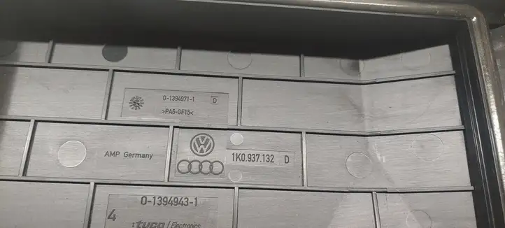 Audi A3/S3 8P (2003 - 2005) 1K0937132D Крышка ящика предохранителей — фото 5