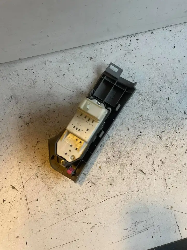 Toyota Yaris (2005 - 2009) 742320D110 Блок кнопок стеклоподъемников — фото 2