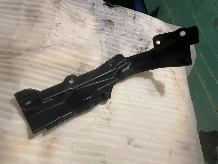 BMW 1 F20 F21 (2011 - 2019)  7331242 Другая деталь отсека двигателя