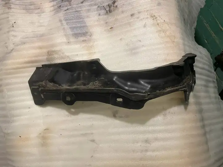 BMW 1 F20 F21 (2011 - 2019)  7331242 Другая деталь отсека двигателя