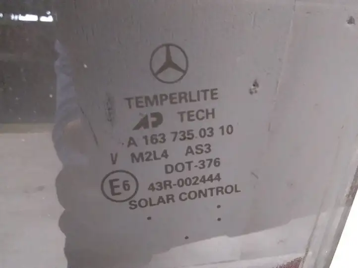 Mercedes-Benz ML W163 (1997 - 2005) A1637350310 Стекло задней двери — фото 2