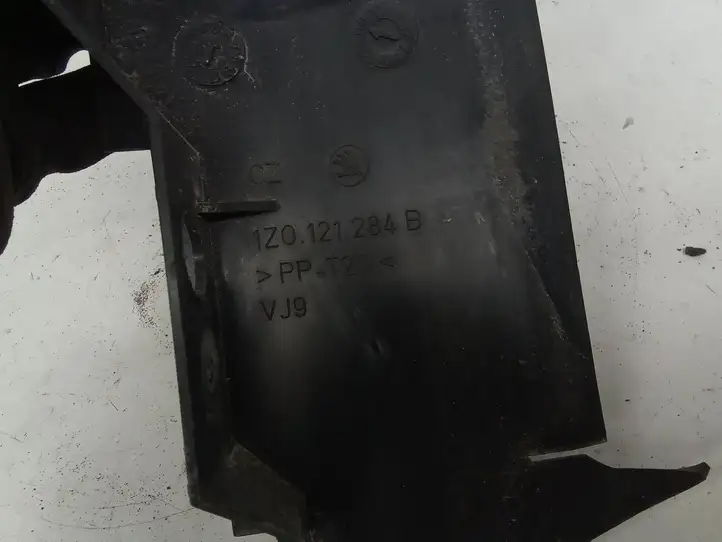 Skoda Octavia Mk2 (1Z) (2004 - 2013)  1Z0121284B Устройство (устройства) для отвода воздуха
