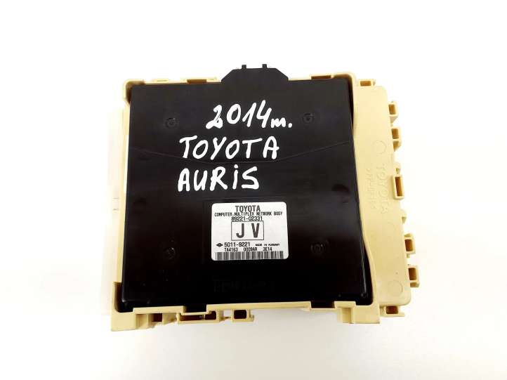 Toyota Auris E180 (2012 - 2018)  8273012X70A Блок монтирования реле
