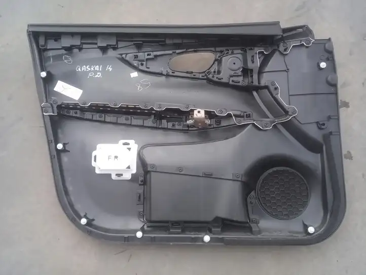 Nissan Qashqai (2013 - 2017) Обшивка передней двери — фото 2