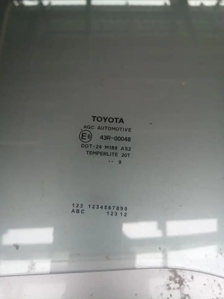 Toyota Yaris (2012 - 2014) Стекло задней двери — фото 2