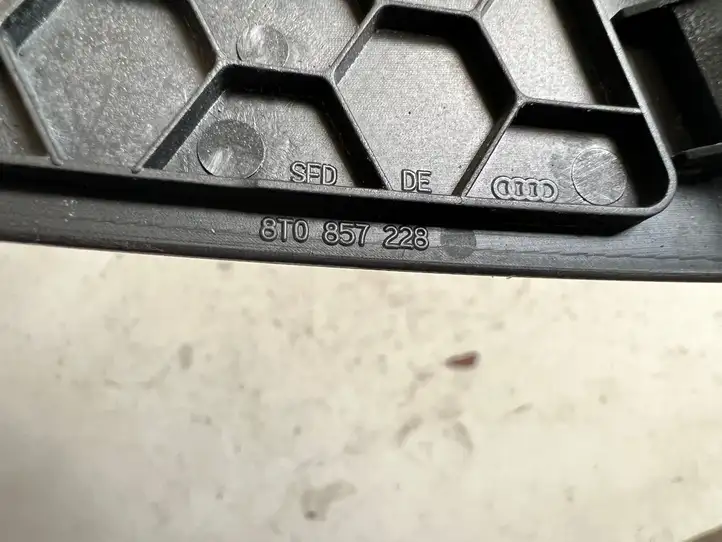 Audi A4 (2007 - 2011)  8T0857228 Отделка бокового динамика