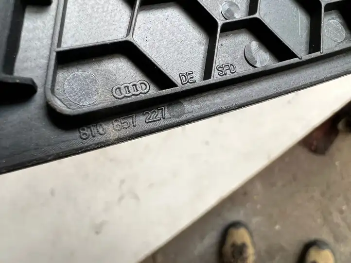 Audi A4 S4 B8 8K (2007 - 2011) 8T0857227 Накладка бокового динамика — фото 2