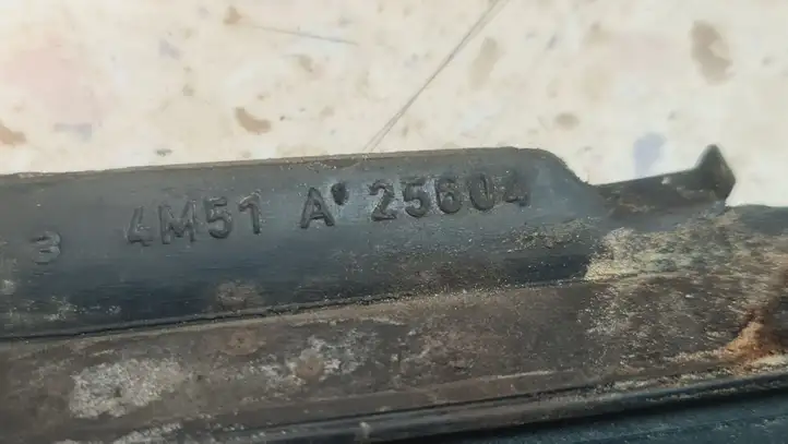 Ford Focus (2005 - 2008) 4M51A25604 Накладка стекла задней двери — фото 3