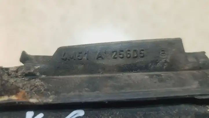 Ford Focus (2005 - 2008) 4M51A25605 Накладка стекла задней двери — фото 2
