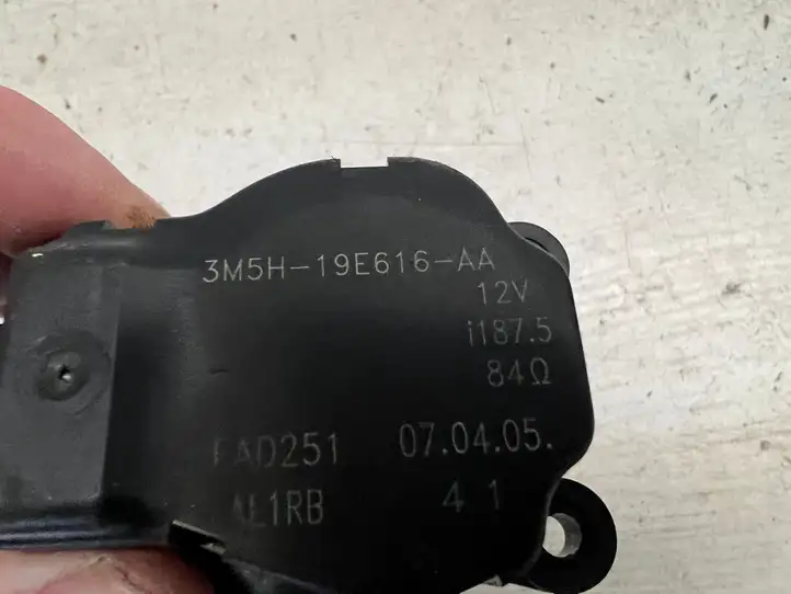 Ford Focus (2005 - 2008) 3M5H19E616AA Двигатель задвижки потока воздуха — фото 2
