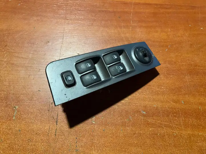 Hyundai Matrix (2005 - 2008) 9857017600 Кнопка стеклоподъемников — фото 1