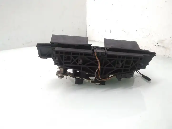 Audi A6 S6 C5 4B (2001 - 2004) 4B0827565 Ручка крышки багажника — фото 3