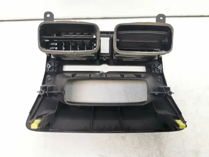 Toyota Avensis T250 (2003 - 2006)  8494 Центральный дефлектор