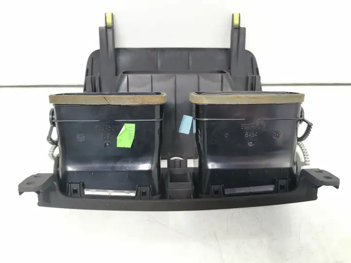 Toyota Avensis T250 (2003 - 2006)  8494 Центральный дефлектор