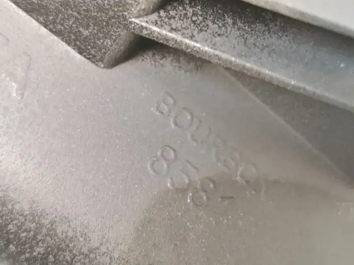 Toyota Avensis T250 (2003 - 2006)  8494 Центральный дефлектор