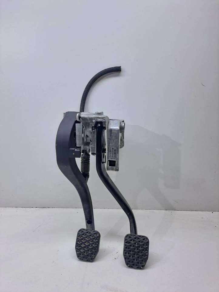 BMW 3 E90 E91 (2005 - 2012)  2283725 Педаль