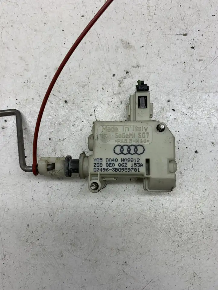 Audi A4 S4 B7 8E 8H (2004 - 2009) 8E0862153A Привод замка крышки топливного бака — фото 2
