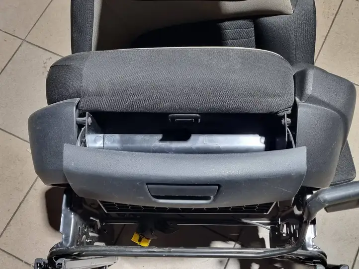 Citroen C4 Grand Picasso (2013 - 2016) Переднее сиденье пассажира — фото 4