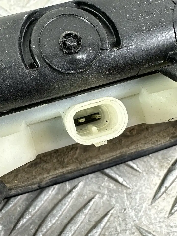 Jeep Grand Cherokee (2010 - 2021) Кнопка закрытия крышки багажника — фото 3