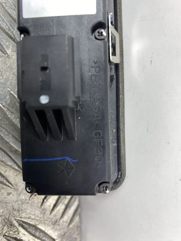 Jeep Cherokee (2013 - 2017) 94108383000 Кнопка закрытия крышки багажника — фото 3