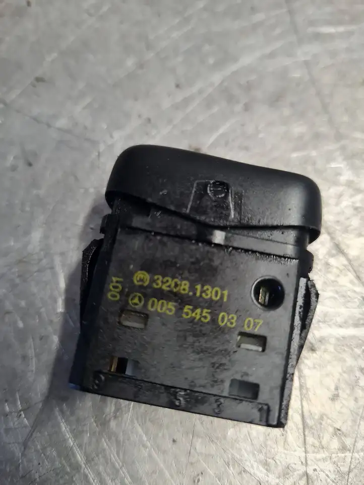 Mercedes-Benz Sprinter W901 W902 W903 W904 (1995 - 2007) 0055450307 Кнопка обогрева стекла — фото 2