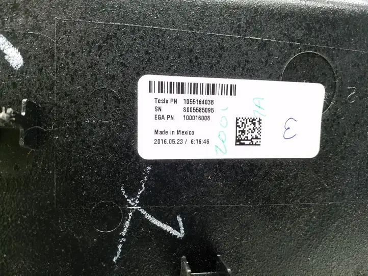 Tesla Model X (2015 - 2021) 105888700AG Другая деталь консоли (туннеля) — фото 3