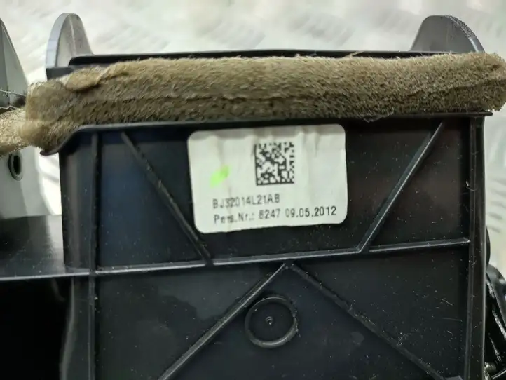 Land Rover Evoque I (2011 - 2015) BJ32014L21AB Центральный воздушный дефлектор — фото 3