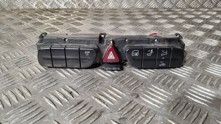 Mercedes-Benz CLK A209,C209 (2002 - 2009) 2038216258 Включатель аварийных фонарей — фото 1