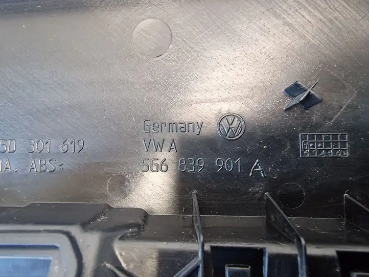 Volkswagen Golf VII (2013 - 2019) 5G6839901A Накладка стекла задней двери — фото 3