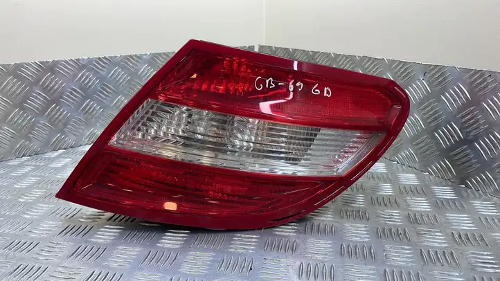 Mercedes-Benz C W204 (2007 - 2014) A2115830215 Задний фонарь в кузове — фото 1