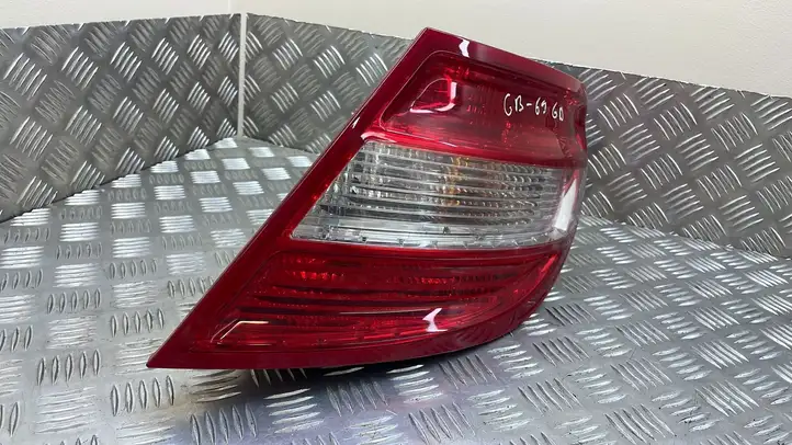 Mercedes-Benz C W204 (2007 - 2014) A2115830215 Задний фонарь в кузове — фото 5