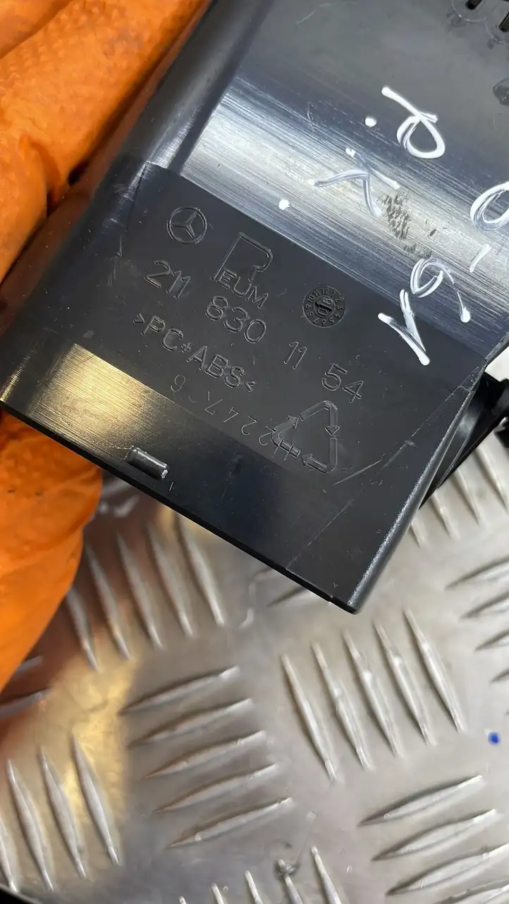 Mercedes-Benz E W211 (2002 - 2009) 2118301154 Боковой воздушный дефлектор — фото 2