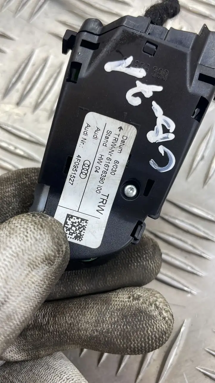 Audi A6 S6 C6 4F (2004 - 2008) 4F0951527A Кнопки на рулевом колесе — фото 2