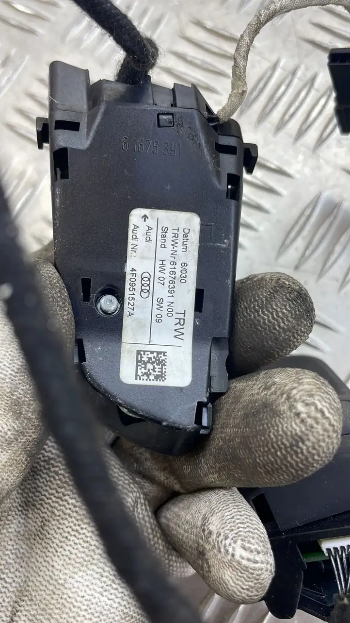 Audi A6 S6 C6 4F (2004 - 2008) 4F0951527A Кнопки на рулевом колесе — фото 3