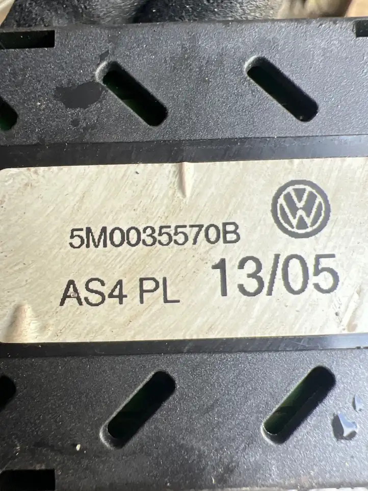 Volkswagen Golf Plus (2004 - 2008) 5M0035570B Усилитель антенны — фото 3