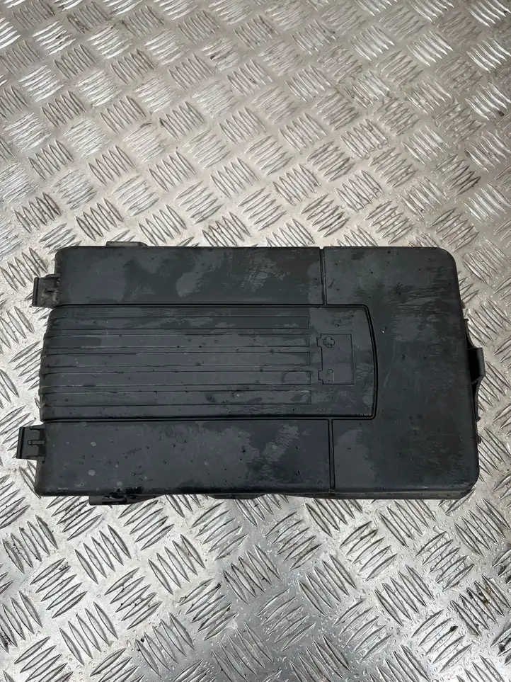 Volkswagen Golf Plus (2004 - 2008) 1K0915443A Крышка ящика аккумулятора — фото 1