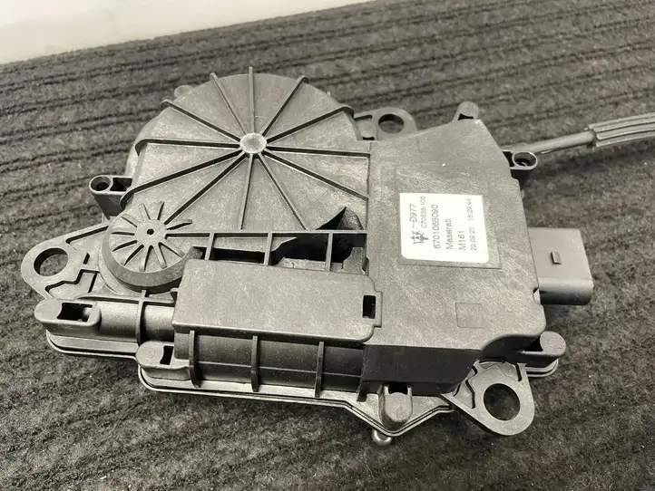 Maserati Levante (2017 - ) 6701065090 Актуатор замка задней двери — фото 2
