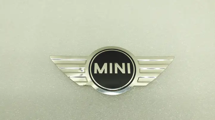 Mini One Cooper F56 F55 (2012 - 2022) Эмблема производителя — фото 1