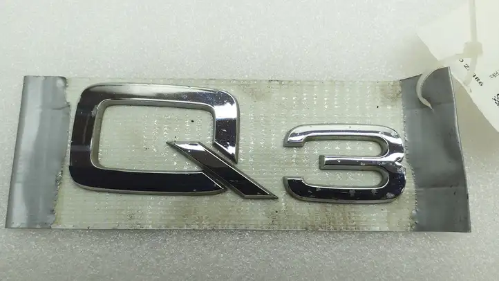 Audi Q3 8U (2011 - 2014) Эмблема производителя — фото 3