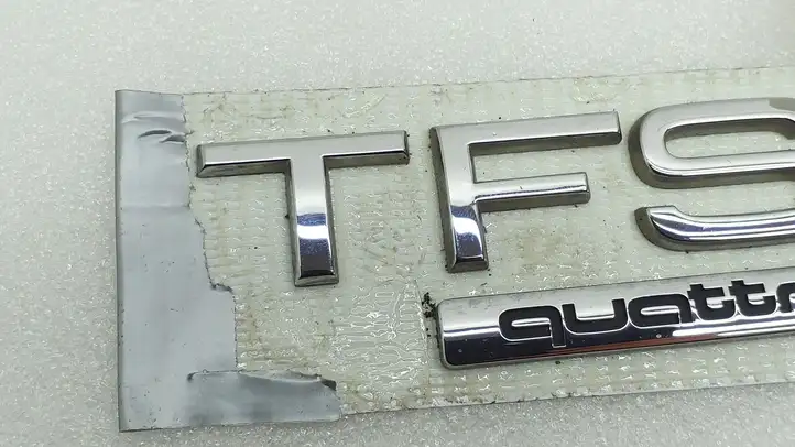 Audi Q3 8U (2011 - 2014) Эмблема производителя — фото 2